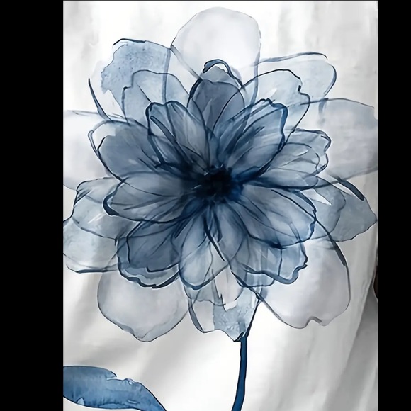 🔴 FINAL MARK ⬇️ - NWOT - Casual T-shirt, blue Floral Print Short Sleeve V-Neck - Picture 2 of 5